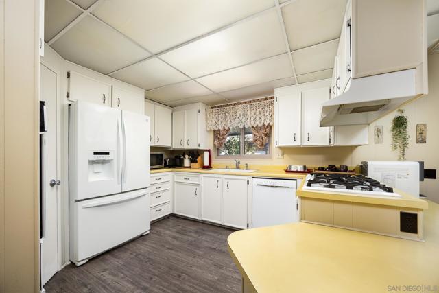4650 Dulin Rd, Fallbrook CA: https://media.crmls.org/mediaz/52fb4541-8447-4323-b867-981de99f1a4e.jpg