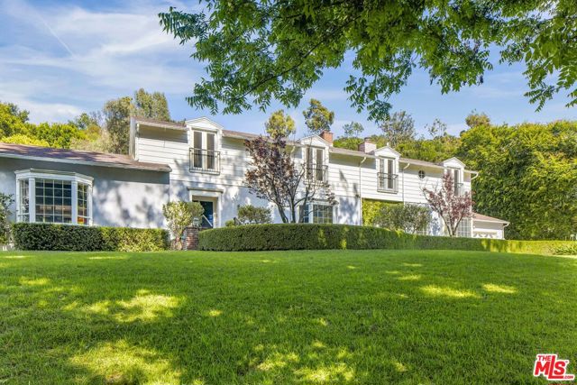 3734 Longridge Avenue, Sherman Oaks CA: https://media.crmls.org/mediaz/52fbe8a6-17ef-4af4-bc49-dab89020284e.jpg