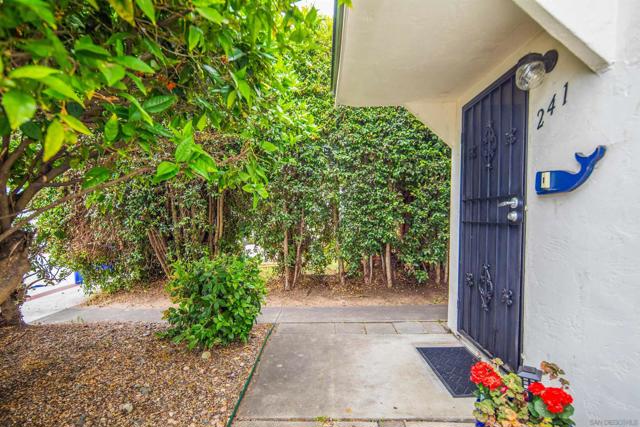 241 243 F Avenue, Coronado CA: https://media.crmls.org/mediaz/52fbeb54-915a-4a5a-91b8-e62b388ac08f.jpg