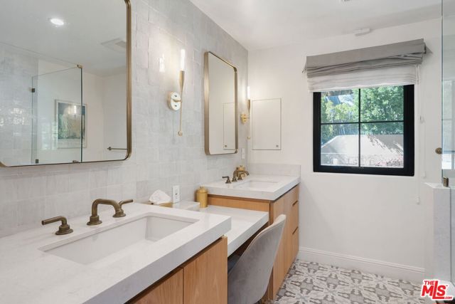 7651 Willow Glen Road, Los Angeles CA: https://media.crmls.org/mediaz/52fbf3e1-83a2-46af-8100-9295ab8a0083.jpg