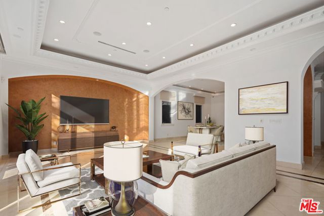 156 S Clark Drive, Beverly Hills CA: https://media.crmls.org/mediaz/52fc6f10-bbe3-43ee-94f6-8390c16f97c8.jpg
