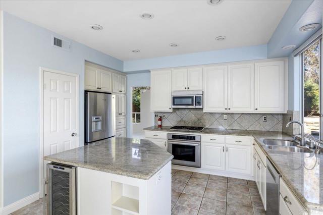 Detail Gallery Image 7 of 33 For 4976 Bella Collina St, Oceanside,  CA 92056 - 5 Beds | 3 Baths