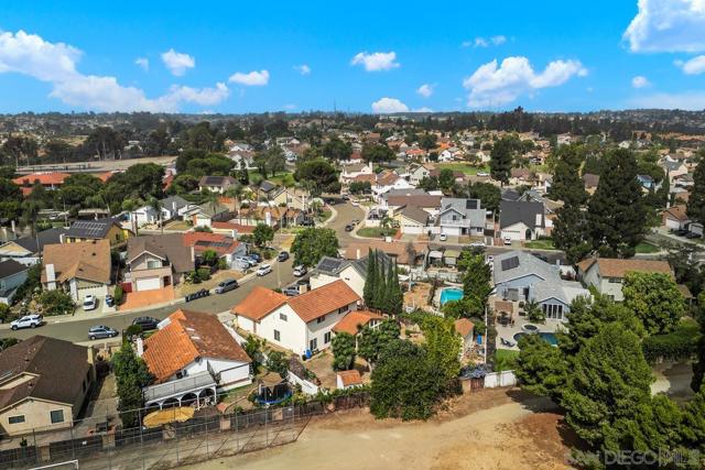 1387 Don Carlos Ct, Chula Vista CA: https://media.crmls.org/mediaz/52fd8f08-4243-4fd1-81d8-40b7923edf52.jpg