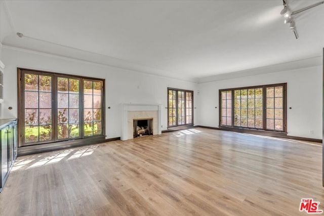 626 N Canon Drive, Beverly Hills CA: https://media.crmls.org/mediaz/52fd98b9-9a97-43a2-8b32-8dd3f9d0d96d.jpg