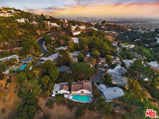 2316 Laurelmont Place, Los Angeles CA: https://media.crmls.org/mediaz/52fdbe15-0925-4db9-b6ce-a37becc7f923.jpg