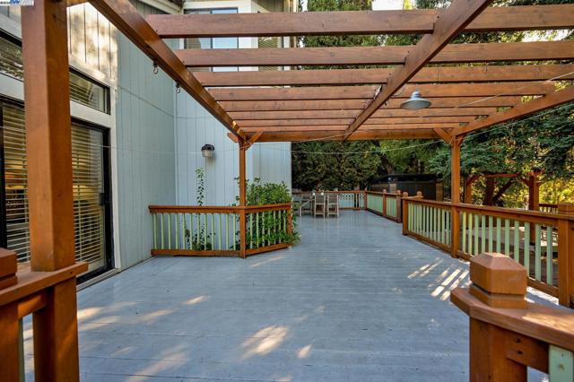 112 Kingswood Cir, Danville CA: https://media.crmls.org/mediaz/52fdf490-a0ff-4209-8c43-bb588c3daeaa.jpg