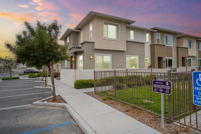 2078 Bluestone Cir, Chula Vista CA: https://media.crmls.org/mediaz/52fe752c-0228-44fc-862d-afda16b8c54d.jpg