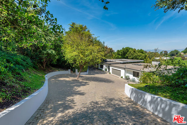 15941 Skytop Road, Encino CA: https://media.crmls.org/mediaz/52ff9591-bd9c-4f00-be12-f9017963a52a.jpg
