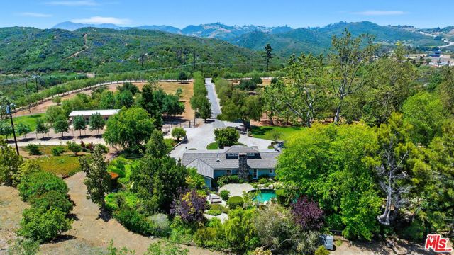 33269 Mulholland Highway, Malibu CA: https://media.crmls.org/mediaz/53005ffa-4192-449f-b13a-cf19551e1a08.jpg