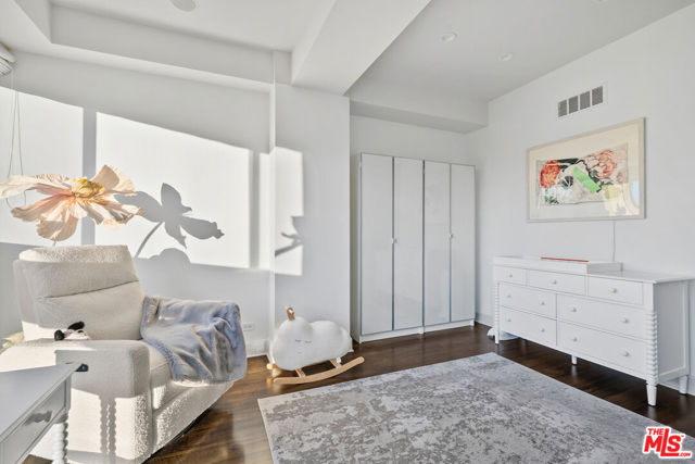 2220 Avenue Of The Stars, Los Angeles CA: https://media.crmls.org/mediaz/53006e3d-753f-4dd2-8d60-5c67d128133b.jpg