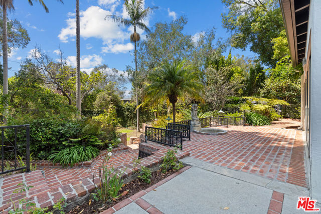 808 Woodacres Road, Santa Monica CA: https://media.crmls.org/mediaz/5300bb8d-24c2-4541-90d5-f1a016403402.jpg