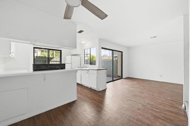 1225 N Broadway, Escondido CA: https://media.crmls.org/mediaz/53010038-6436-4982-b777-187554063fc7.jpg