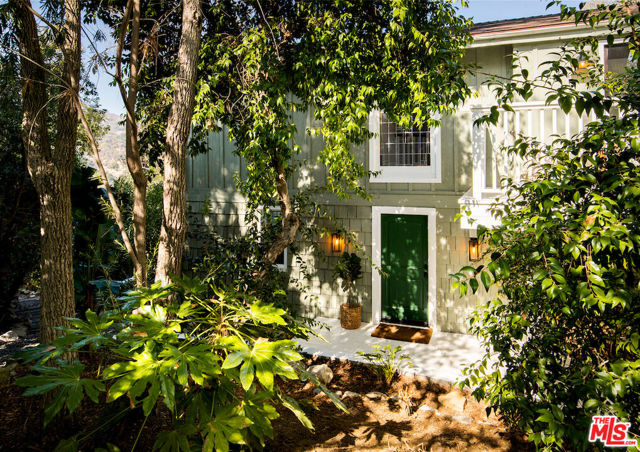 1771 Arteique Road, Topanga CA: https://media.crmls.org/mediaz/530119f9-a233-4e2b-80d2-fea446f7e42a.jpg