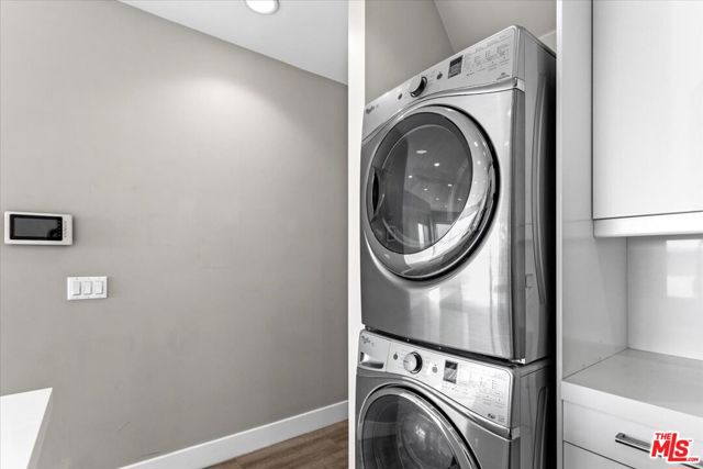6955 Trolleyway, Playa del Rey CA: https://media.crmls.org/mediaz/5301ed70-681f-4baf-87e5-1dd578542c75.jpg