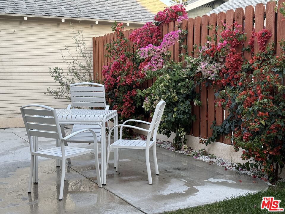 https://media.crmls.org/mediaz/5302d179-5f06-4622-aeb4-49d8ccc904fb.jpg?preset=X-Large