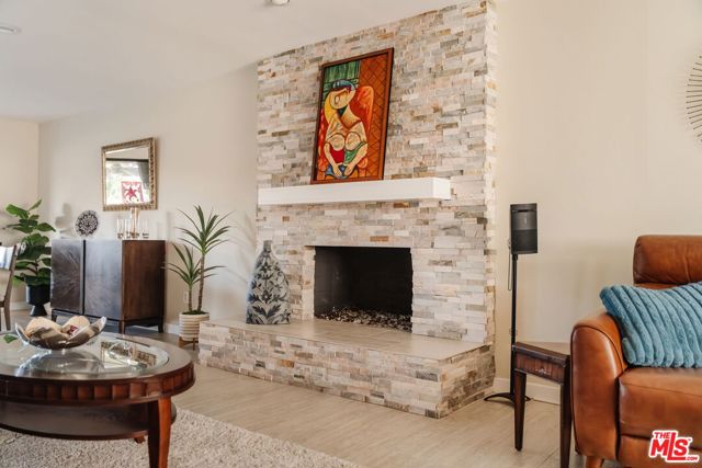 4837 Round Top Drive, Los Angeles CA: https://media.crmls.org/mediaz/53033881-3455-447f-ab69-9341b962b5b4.jpg