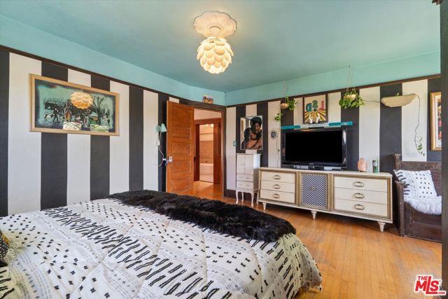 1654 5th Avenue, Los Angeles CA: https://media.crmls.org/mediaz/5303f53d-fb5d-43d9-a1af-5fd3d859cc58.jpg