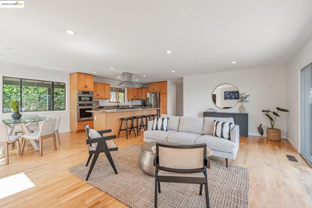 3336 Oak Ct, Lafayette CA: https://media.crmls.org/mediaz/5303f72b-13a3-4e10-8d00-54290a4202ab.jpg