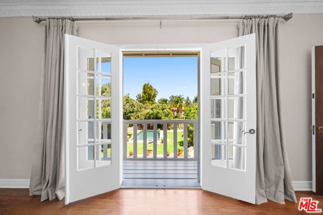 1004 N Beverly Drive, Beverly Hills CA: https://media.crmls.org/mediaz/530475eb-6f16-4c40-a5b8-a9eb1329222e.jpg