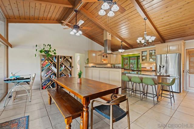 9835 Edgelake Dr, La Mesa CA: https://media.crmls.org/mediaz/530477d6-5633-4b98-8238-c3c7124ec91e.jpg