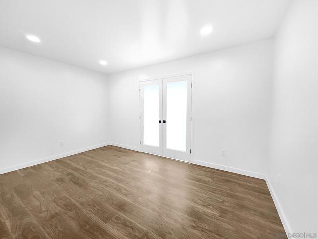 1427 Signal Ave, San Diego CA: https://media.crmls.org/mediaz/53047a00-427c-4c06-9140-f2296f474e7d.jpg