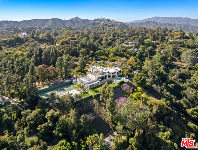 300 N San Rafael Avenue, Pasadena CA: https://media.crmls.org/mediaz/53049e46-9b30-41a5-9897-31fb504c20b1.jpg