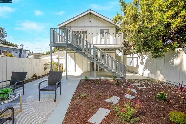 767 47Th St, Oakland CA: https://media.crmls.org/mediaz/53051d0d-a5b9-4db4-8bf4-3f75d507ea83.jpg