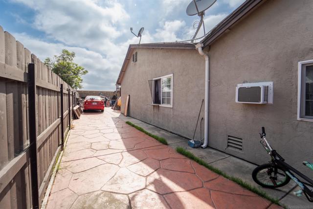 1260 Finch Pl, Chula Vista CA: https://media.crmls.org/mediaz/5305f8ef-8c29-4db6-9bef-5f04d782acdc.jpg