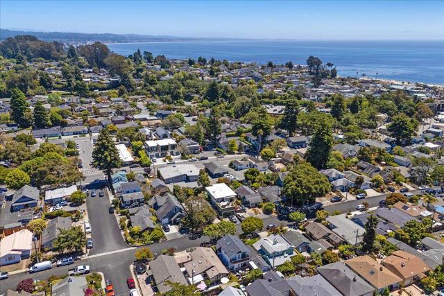 522 Oak Drive, Capitola CA: https://media.crmls.org/mediaz/53062d38-e9b8-4e74-95a5-5bc17180fc2c.jpg