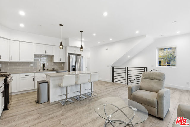 13822 Oxnard Street, Van Nuys CA: https://media.crmls.org/mediaz/53063c4c-eb14-4178-80d7-955c333dd3b3.jpg