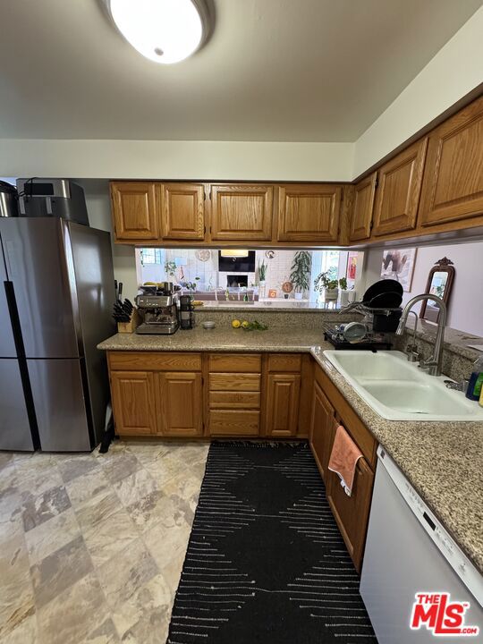 3461 Redwood Avenue, Los Angeles CA: https://media.crmls.org/mediaz/5306d595-8468-4731-adcd-bb84ea6f895d.jpg