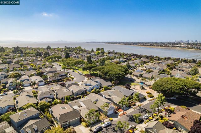 117 Brighton Rd, Alameda CA: https://media.crmls.org/mediaz/53073b10-9934-44e7-b0ee-509e3c045f71.jpg