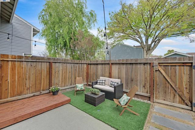 992 Del Norte Dr, Livermore CA: https://media.crmls.org/mediaz/5307798d-e232-4c7b-9327-04fc7593f572.jpg