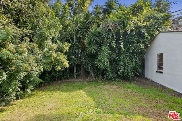 3032 Oakhurst Avenue, Los Angeles CA: https://media.crmls.org/mediaz/5308f624-c6d3-4049-a16c-e9dfbb915102.jpg