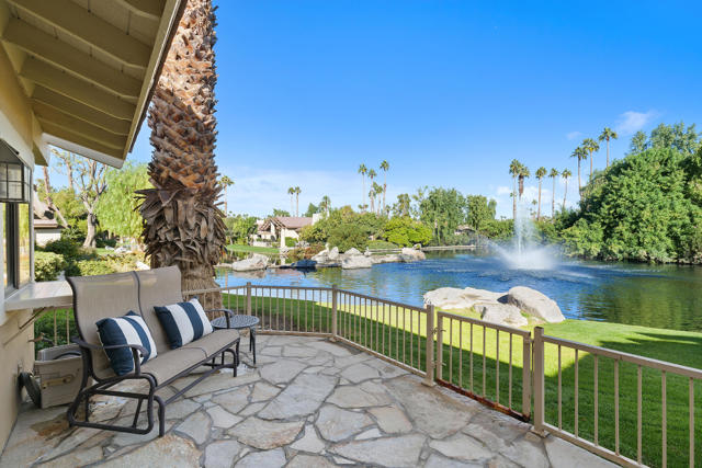 220 Green Mountain Drive, Palm Desert CA: https://media.crmls.org/mediaz/530b9332-9a33-45a9-98a2-0b9251940c21.jpg