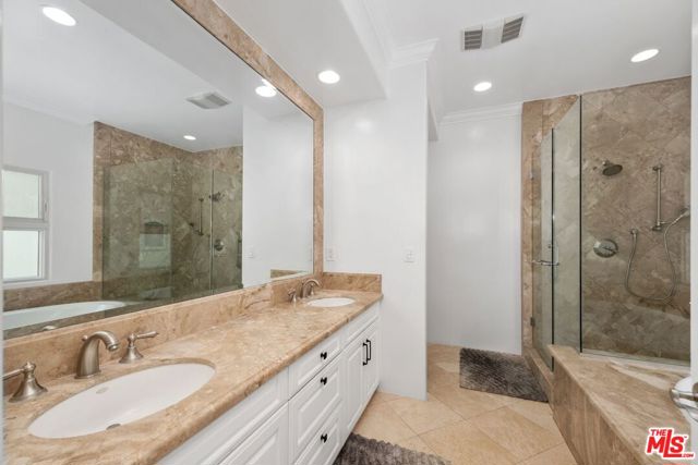 11974 Mayfield Avenue, Los Angeles CA: https://media.crmls.org/mediaz/530c9df1-eeaa-48aa-97d7-5f0c7b050da1.jpg