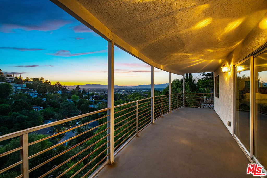 https://media.crmls.org/mediaz/530ca6e9-b5df-45e2-b576-ca5d78b25603.jpg?preset=X-Large