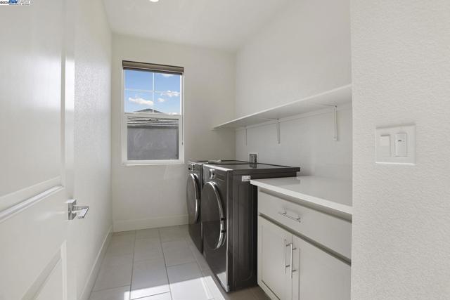 2208 Daimler St, Lathrop CA: https://media.crmls.org/mediaz/530d8804-ac41-42cd-a0cd-b7f82545d7ba.jpg