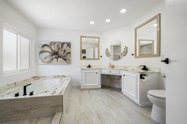 427 Calle Madrigal, Cathedral City CA: https://media.crmls.org/mediaz/530dbf37-8e56-43fe-a7a4-f2e480b626ce.jpg
