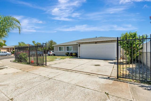 8180 Forest Street, Gilroy CA: https://media.crmls.org/mediaz/530dcdf6-39d1-4d6b-8eda-323934788dda.jpg