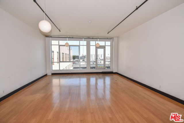 620 S Main Street, Los Angeles CA: https://media.crmls.org/mediaz/530f4622-3402-4457-9069-f47630bf8639.jpg