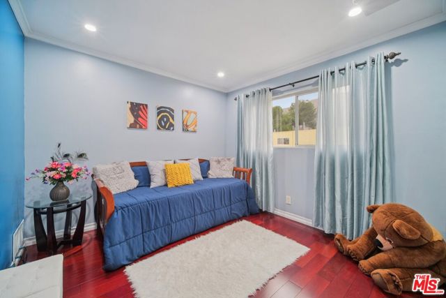 9520 Via Tivoli, Burbank CA: https://media.crmls.org/mediaz/530fc416-8709-4239-99e9-75e132ce0d78.jpg