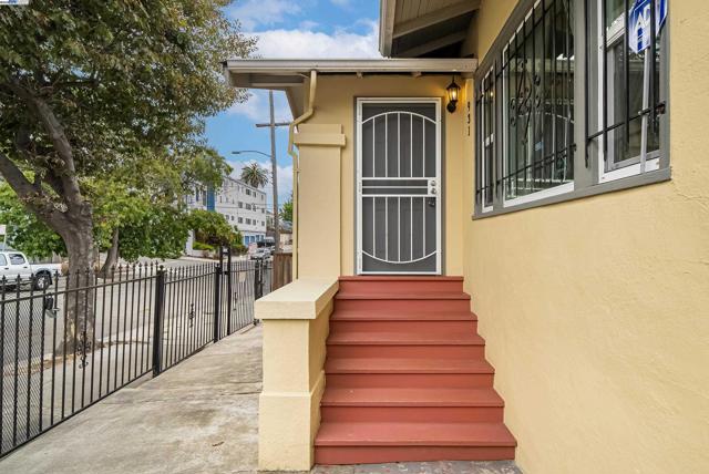 931 E 23Rd St, Oakland CA: https://media.crmls.org/mediaz/53102ea5-d7be-4973-9446-763560609722.jpg