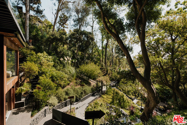 1509 Amalfi Drive, Pacific Palisades CA: https://media.crmls.org/mediaz/53103c39-e681-411c-9265-41e6b69d8043.jpg