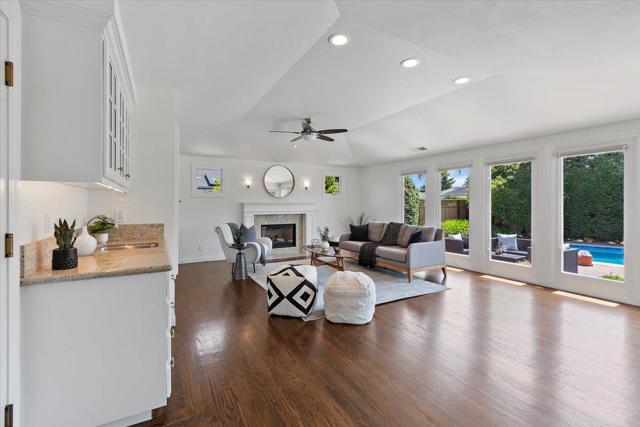 539 Los Ninos Way, Los Altos CA: https://media.crmls.org/mediaz/5310f808-9233-4ae3-9965-c2bf9bda181f.jpg
