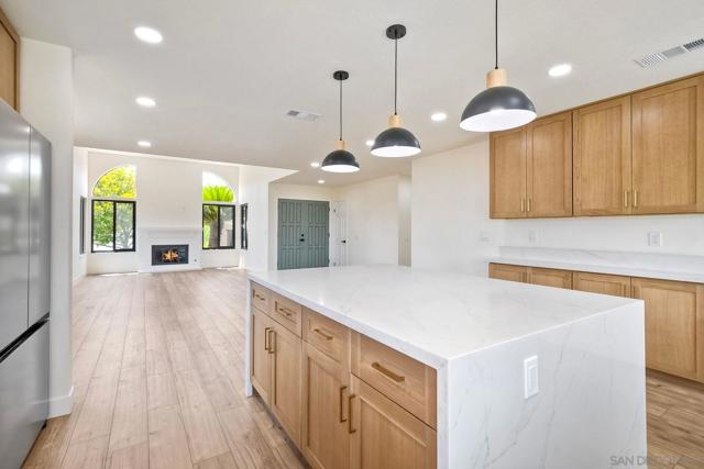 13356 Corte De Comares, San Diego CA: https://media.crmls.org/mediaz/5311e00f-d8e7-4b33-bfb6-bf5f1b0c48b8.jpg
