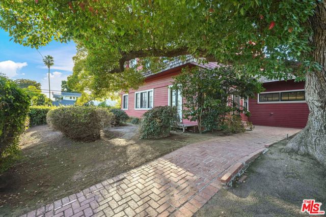 807 Superba Avenue photo 2