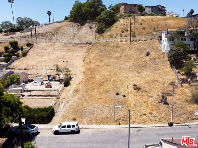 5017 Ithaca Avenue, Los Angeles CA: https://media.crmls.org/mediaz/5311fa5e-ab8b-4075-b6ad-eb6bb2afef1b.jpg