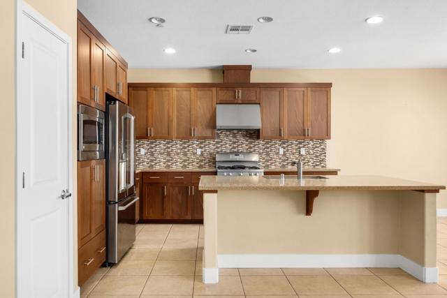 9881 Rancho Hills Drive, Gilroy CA: https://media.crmls.org/mediaz/53128e0e-fef6-48b1-b837-4c212af8a539.jpg