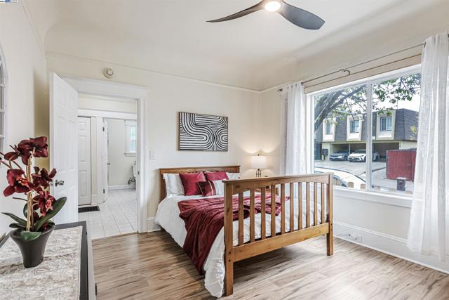 2211 24Th Ave, Oakland CA: https://media.crmls.org/mediaz/5312b420-b6cc-4c95-83f6-71213f34922f.jpg